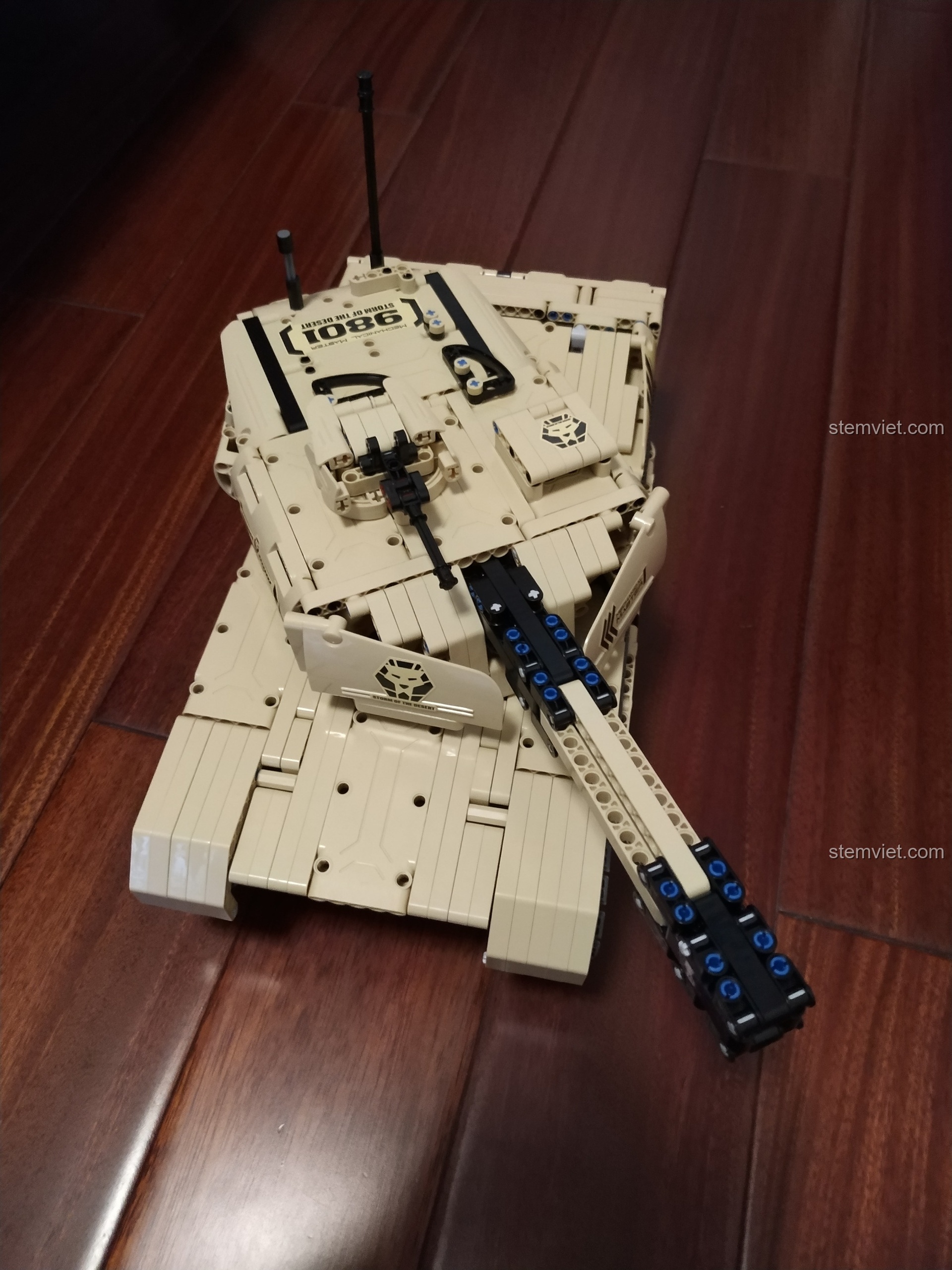 Cận cảnh chiếc Xe Tăng Desert Eagle 9801, khoe các chi tiết lắp ráp tinh xảo.