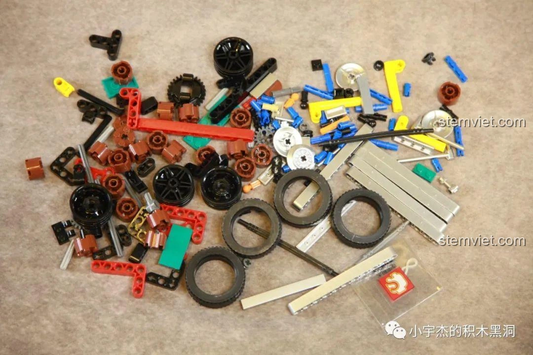 Cần cẩu của Xe tải công trình Unimog U400 SEMBO Block 720900 đang gắp các khúc gỗ, minh họa chức năng.