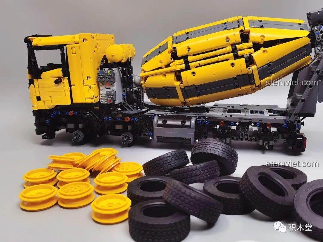 Chi tiết cần gạt nước có thể cử động của mô hình Xe Trộn Bê Tông Tycole T4005, tăng tính chân thực.