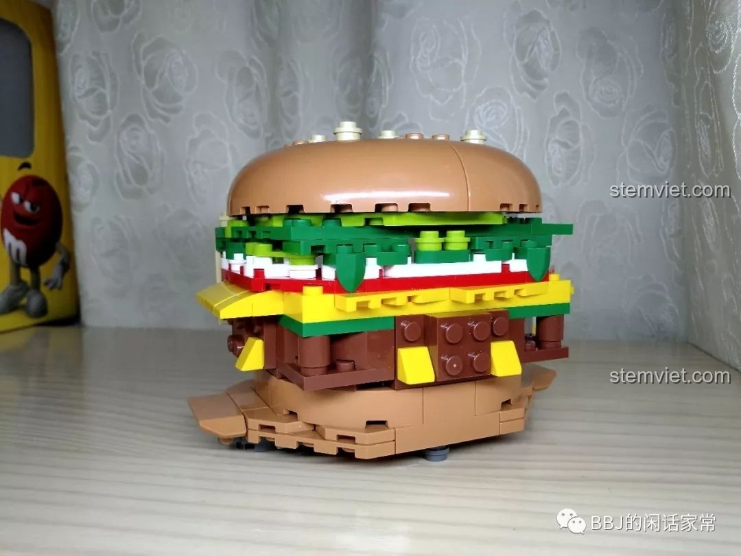 Nhìn từ cạnh bên, bộ lắp ráp Cửa Hàng Hamburger Sembo trông như một chiếc bánh burger thật sự.