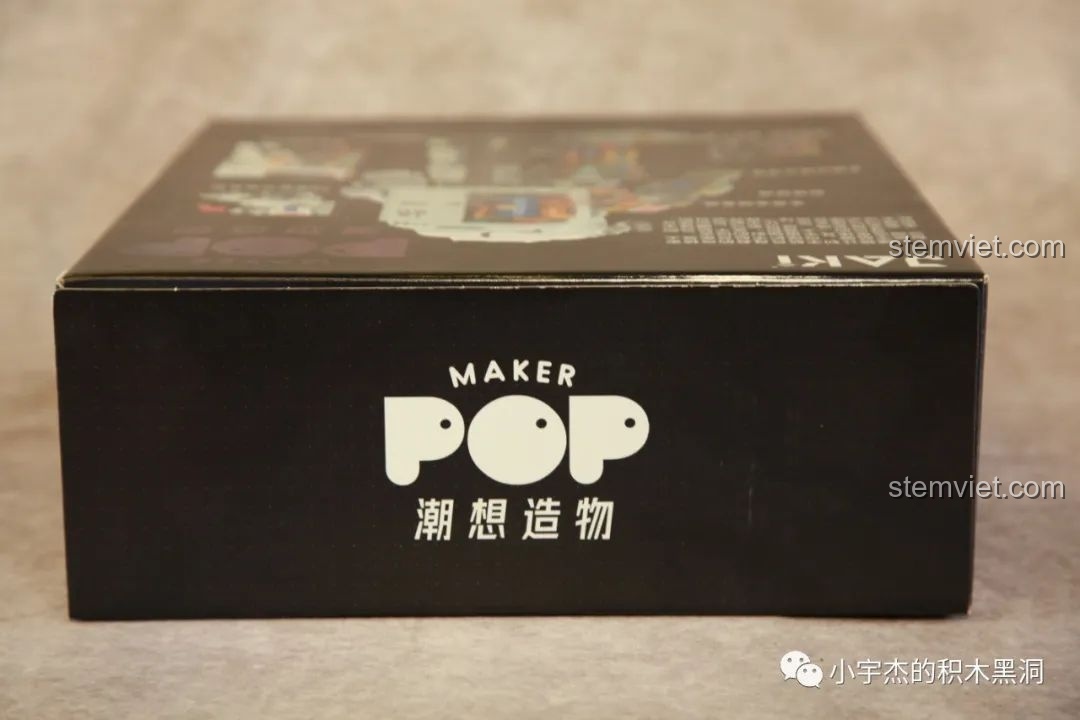 Cạnh bên của hộp đồ chơi mô hình Phi hành gia JAKI JK9106, thể hiện sự tinh tế trong thiết kế.