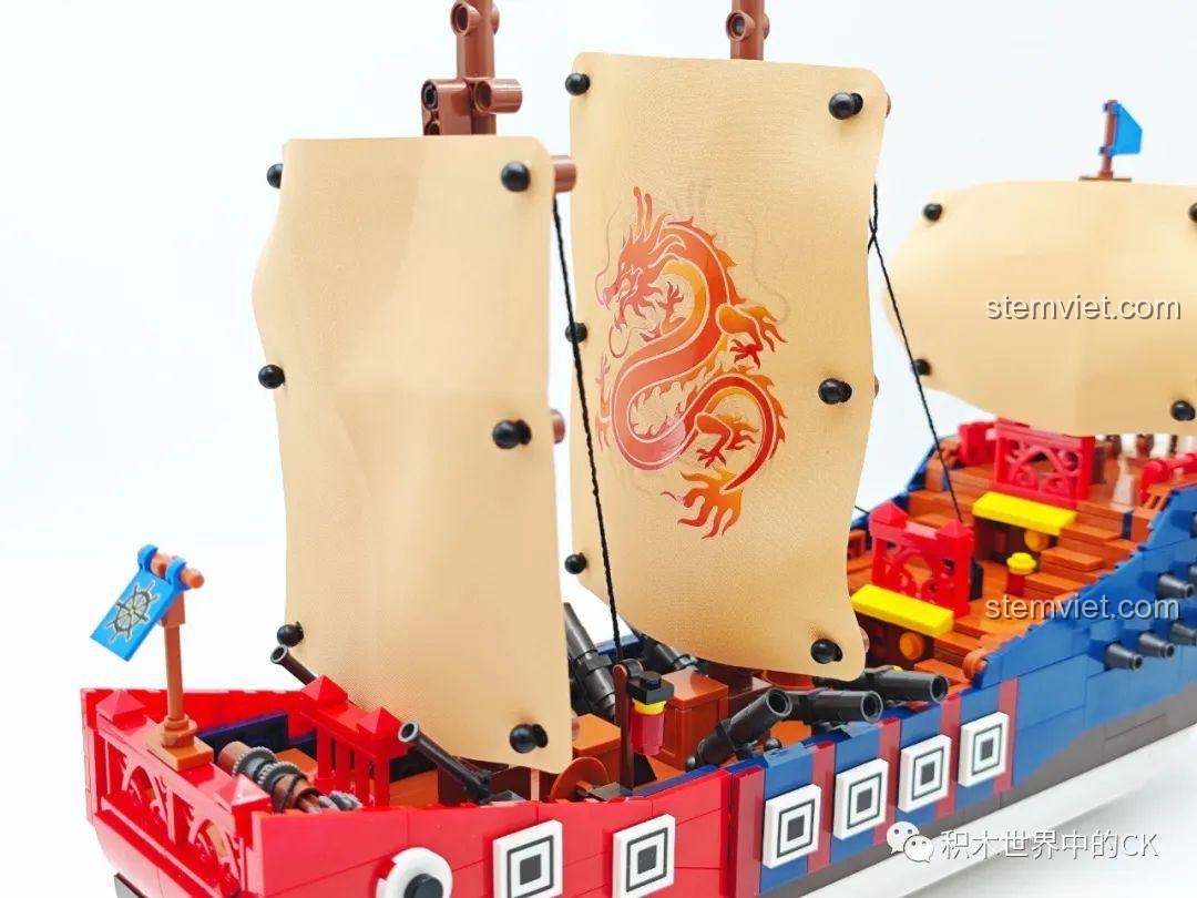 Cận cảnh cánh buồm in hình rồng của bộ lắp ráp Mô hình thuyền buồm Trung Hoa, điểm nhấn ấn tượng nhất của sản phẩm.