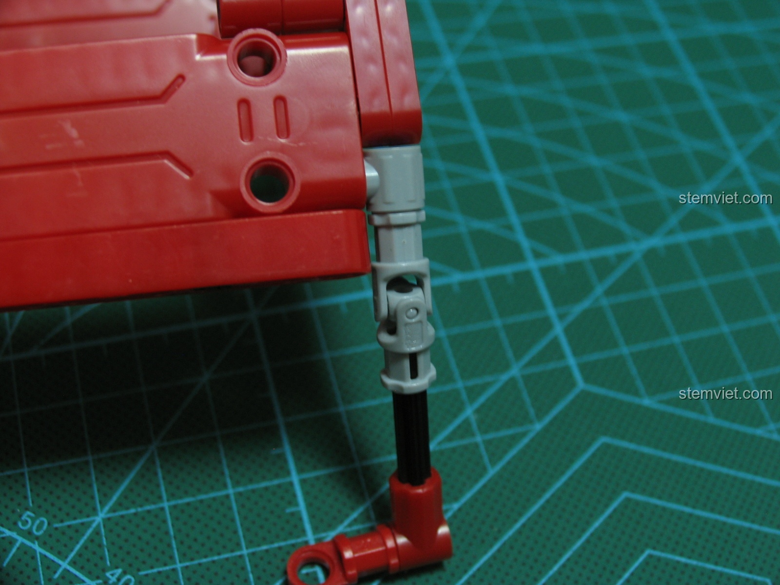 Cánh cửa xe bán tải CaDA C51005 đã đóng, cho thấy sự khớp nối hoàn hảo và vẻ ngoài liền mạch của mô hình.