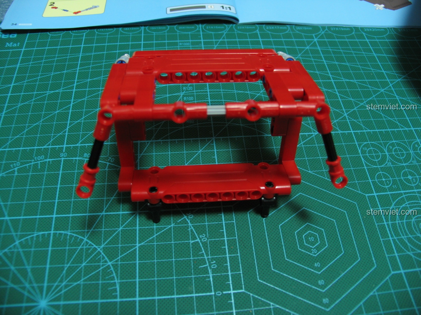 Cánh cửa xe bán tải CaDA C51005 đang mở, thể hiện tính năng hoạt động linh hoạt của mô hình.