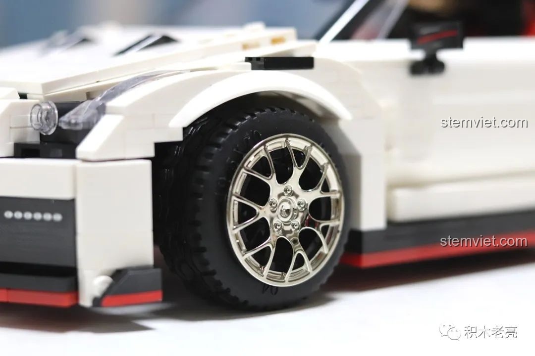 Cận cảnh cánh gió phía sau của mô hình Double Eagle 61020 Nissan GTR R35 phiên bản đua.