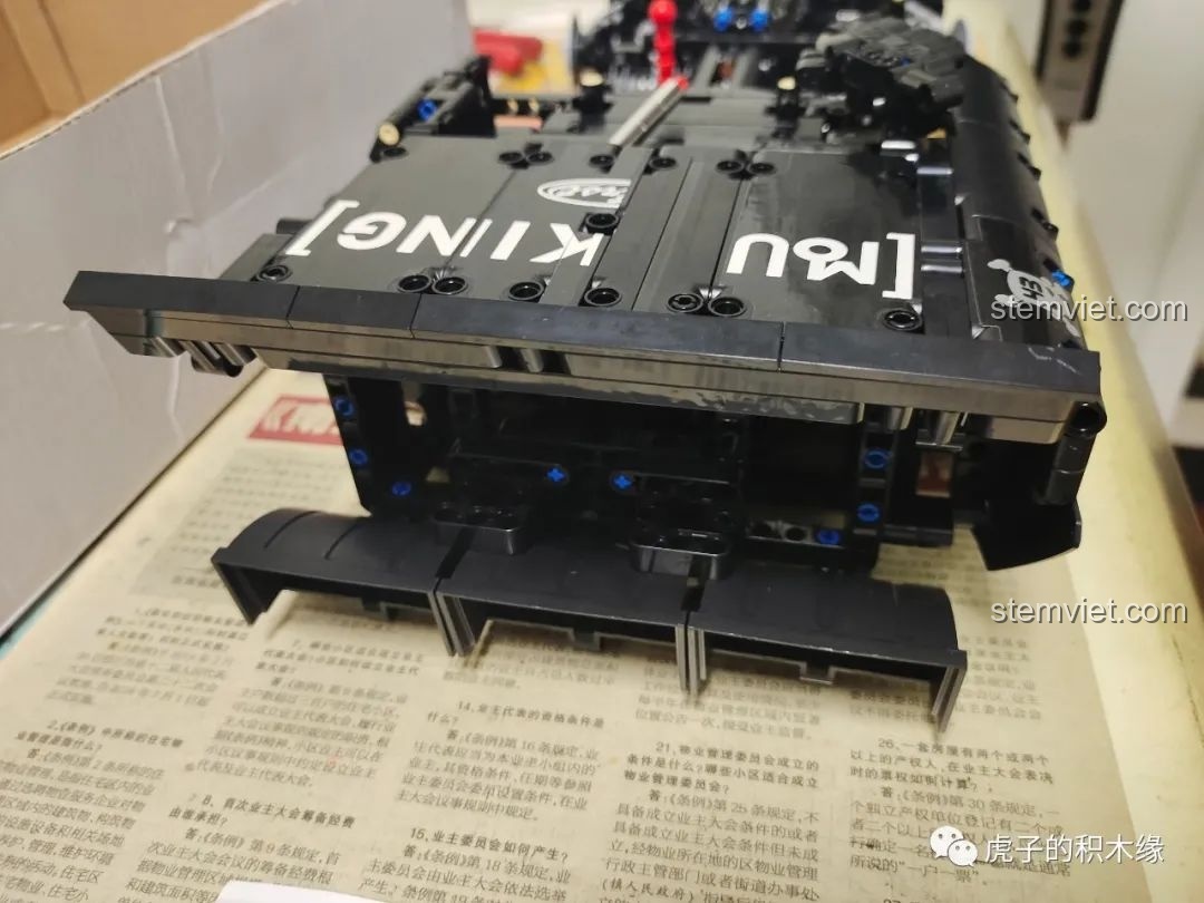 Lắp ráp cánh gió nhỏ ở đuôi xe cho mô hình Ford Mustang Hoonicorn V2 13108, tăng thêm vẻ thể thao.