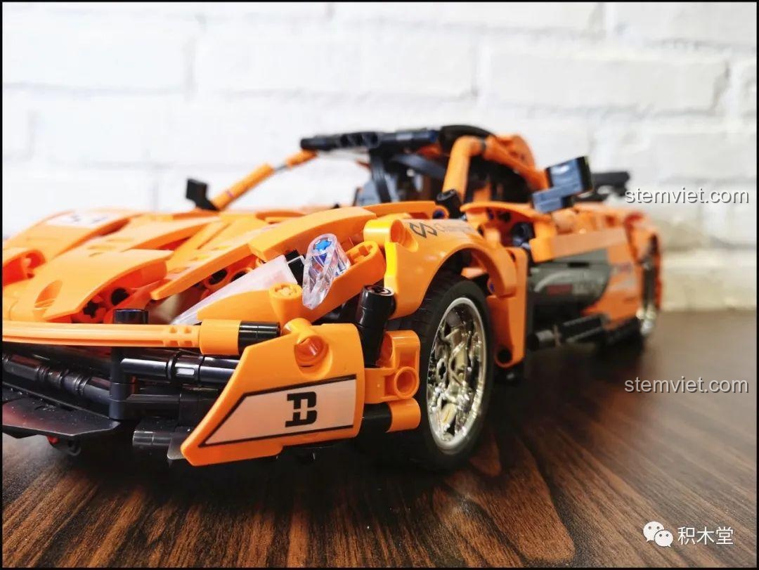 Cánh gió sau của mô hình Happy Build YC-QC004 McLaren P1 đang được điều chỉnh lên, thể hiện tính năng tương tác và độ linh hoạt của thiết kế.