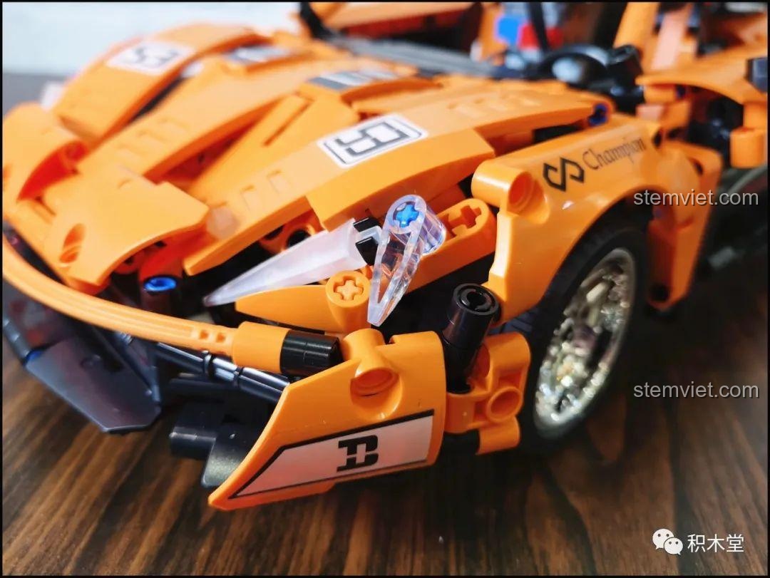 Cánh gió sau của mô hình Happy Build YC-QC004 McLaren P1 đang được hạ xuống, thể hiện tính năng tương tác và tối ưu hóa khí động học.