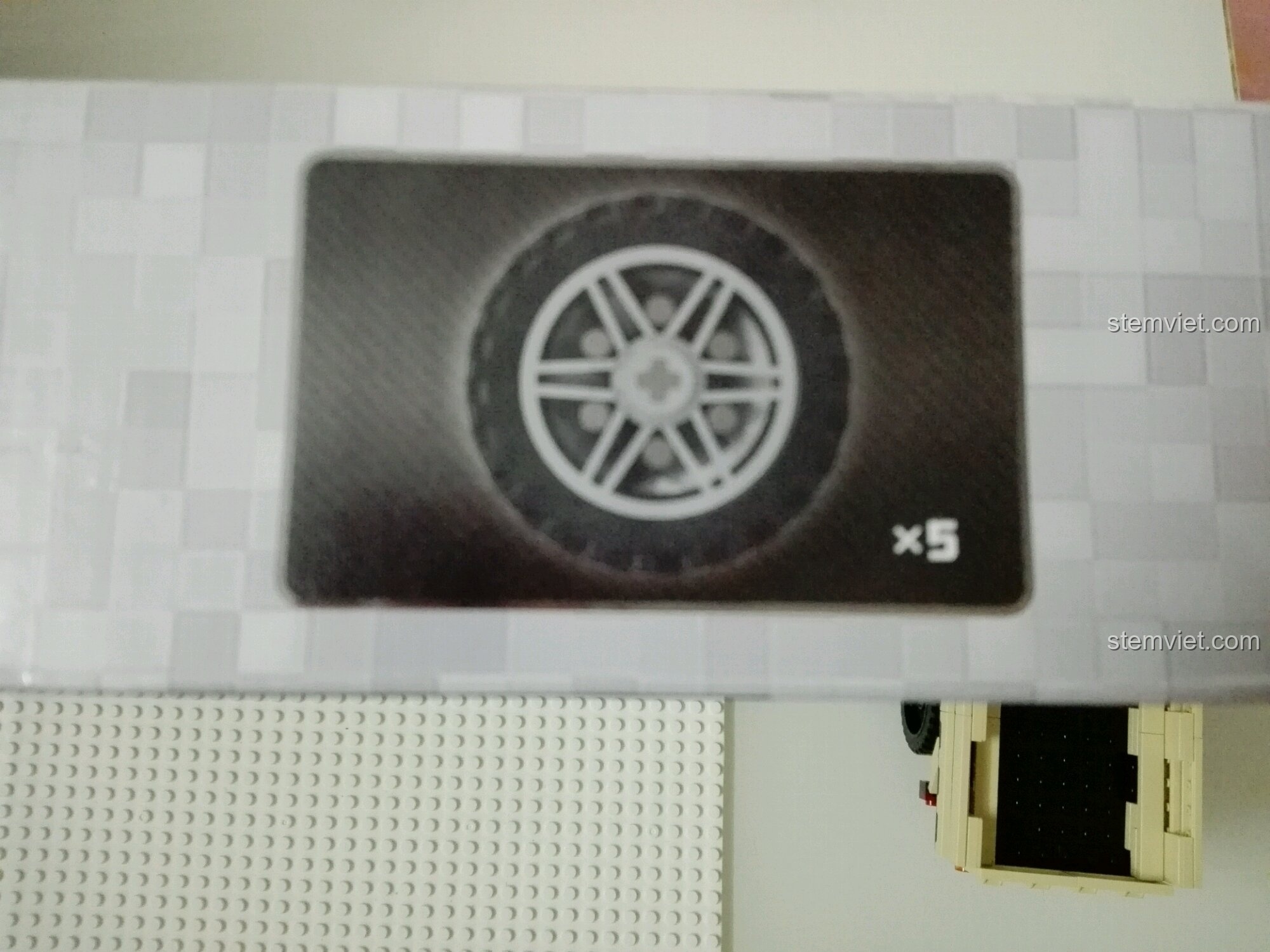 Cạnh hộp đồ chơi mô hình xe Jeep 03024 hợp túi tiền với hình ảnh bánh xe tỉ lệ 1:1, cho thấy kích thước thật của bánh xe.