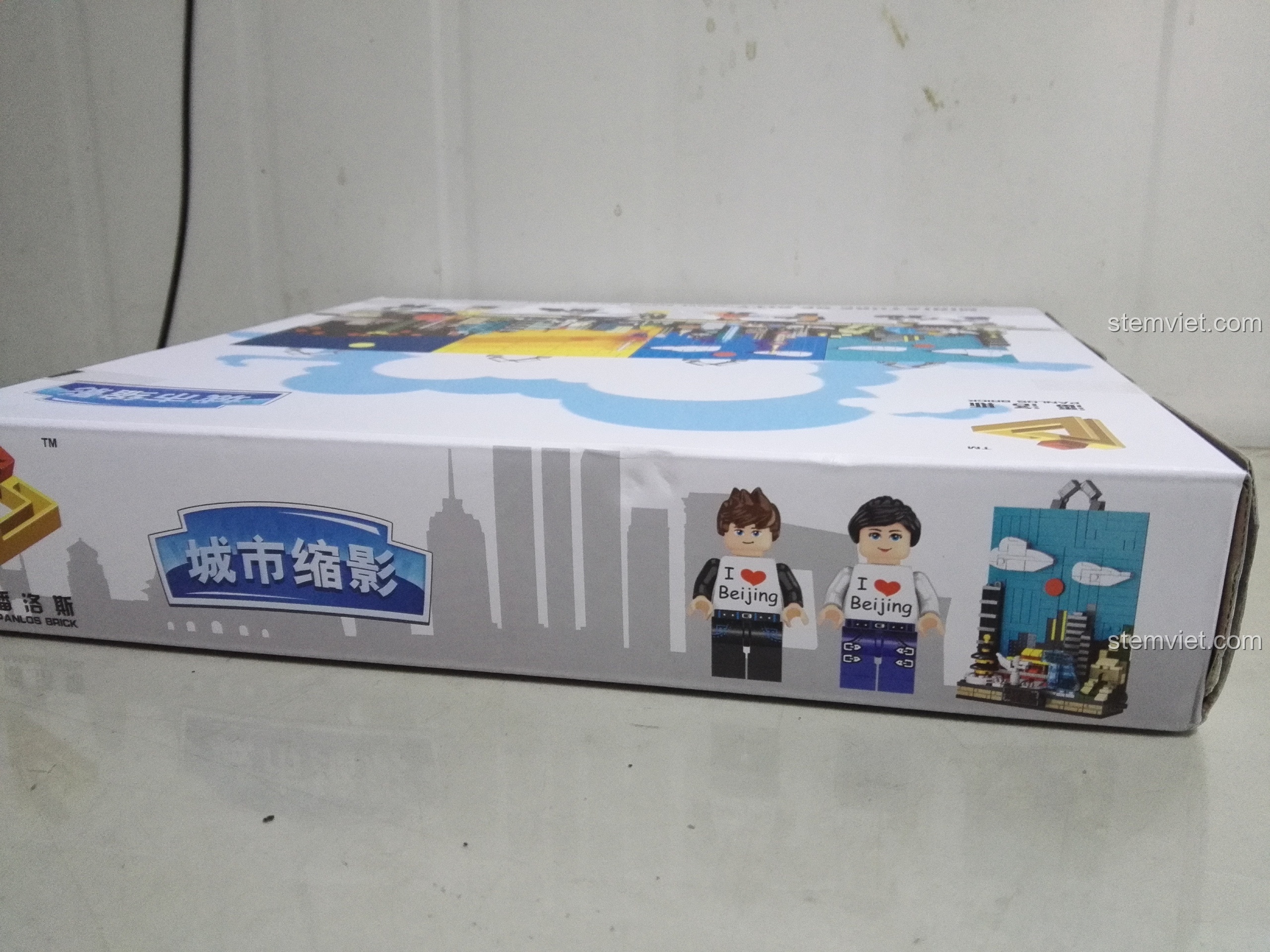 Cạnh hộp đồ chơi PanlosBrick 656001 Mô hình Bắc Kinh, hiển thị hình ảnh nhân vật và mô hình.