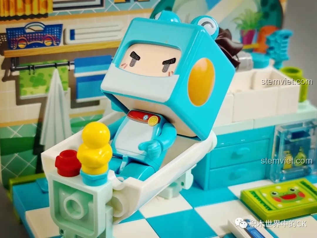 Nhân vật Bear Boy đang chơi game, một cảnh vui nhộn từ bộ Keeppley 72019.