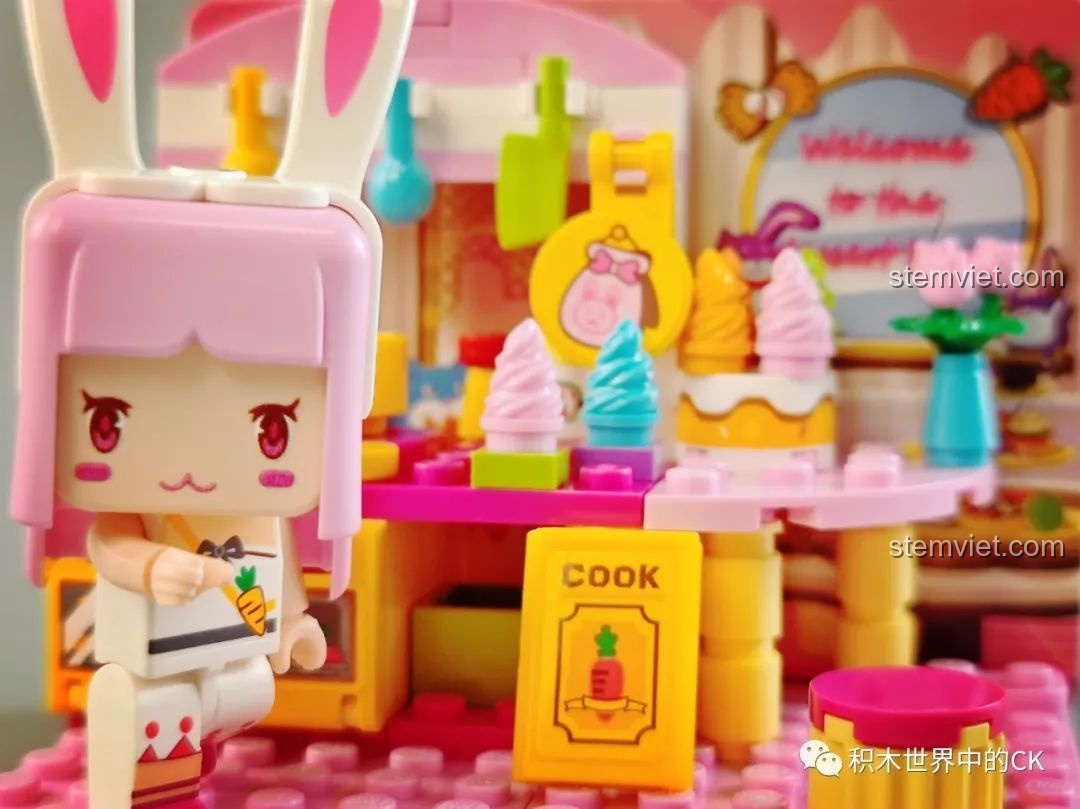 Nhân vật Panda đang học bài, một cảnh hài hước từ bộ Keeppley 72019.