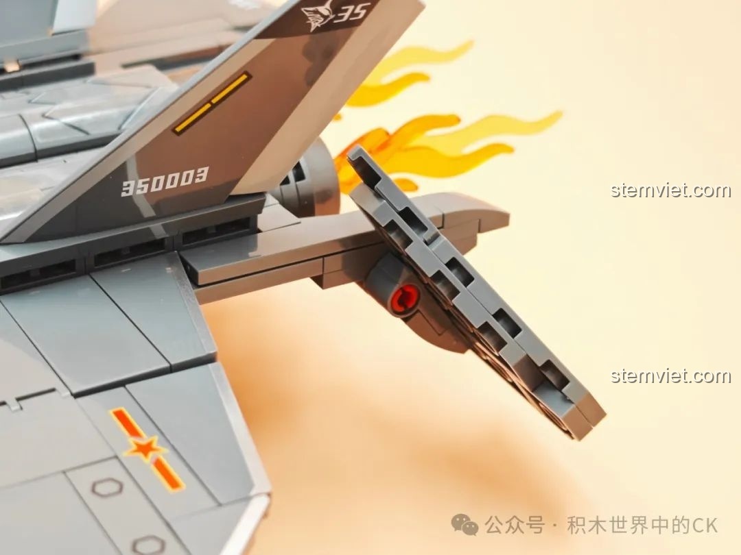 Cánh liệng ở đuôi của mô hình Tiêm kích hạm J-35 Sembo có thể cử động, tăng tính chân thực cho đồ chơi.