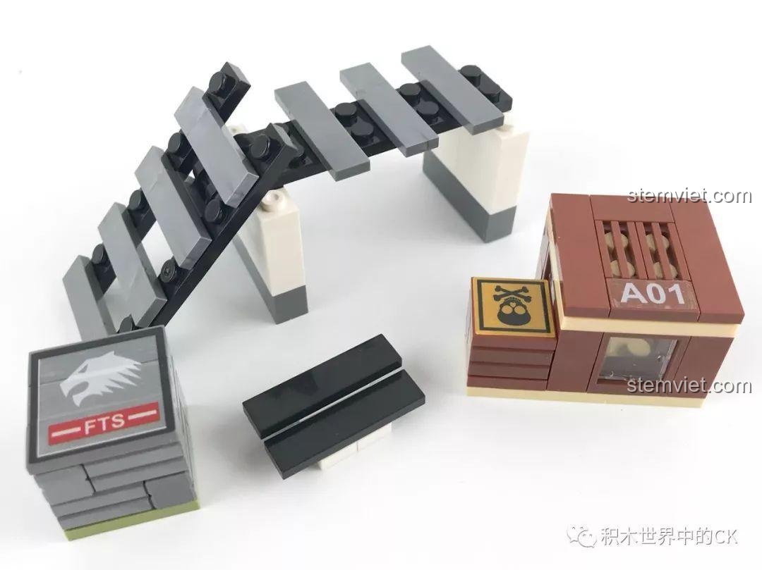 Mẫu lắp ráp Cầu thang đổ nát trong bộ đồ chơi Cảnh quan quân sự LELE 36020, với các chi tiết thùng hàng.