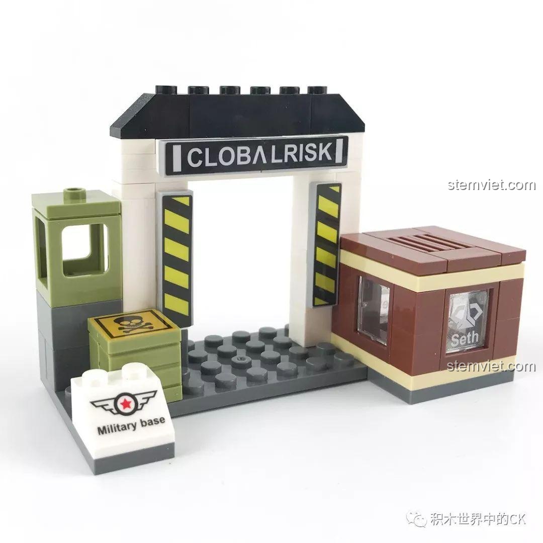 Mẫu lắp ráp Cổng Global Risk trong bộ đồ chơi Cảnh quan quân sự LELE 36020, với các chi tiết hộp tiếp tế.