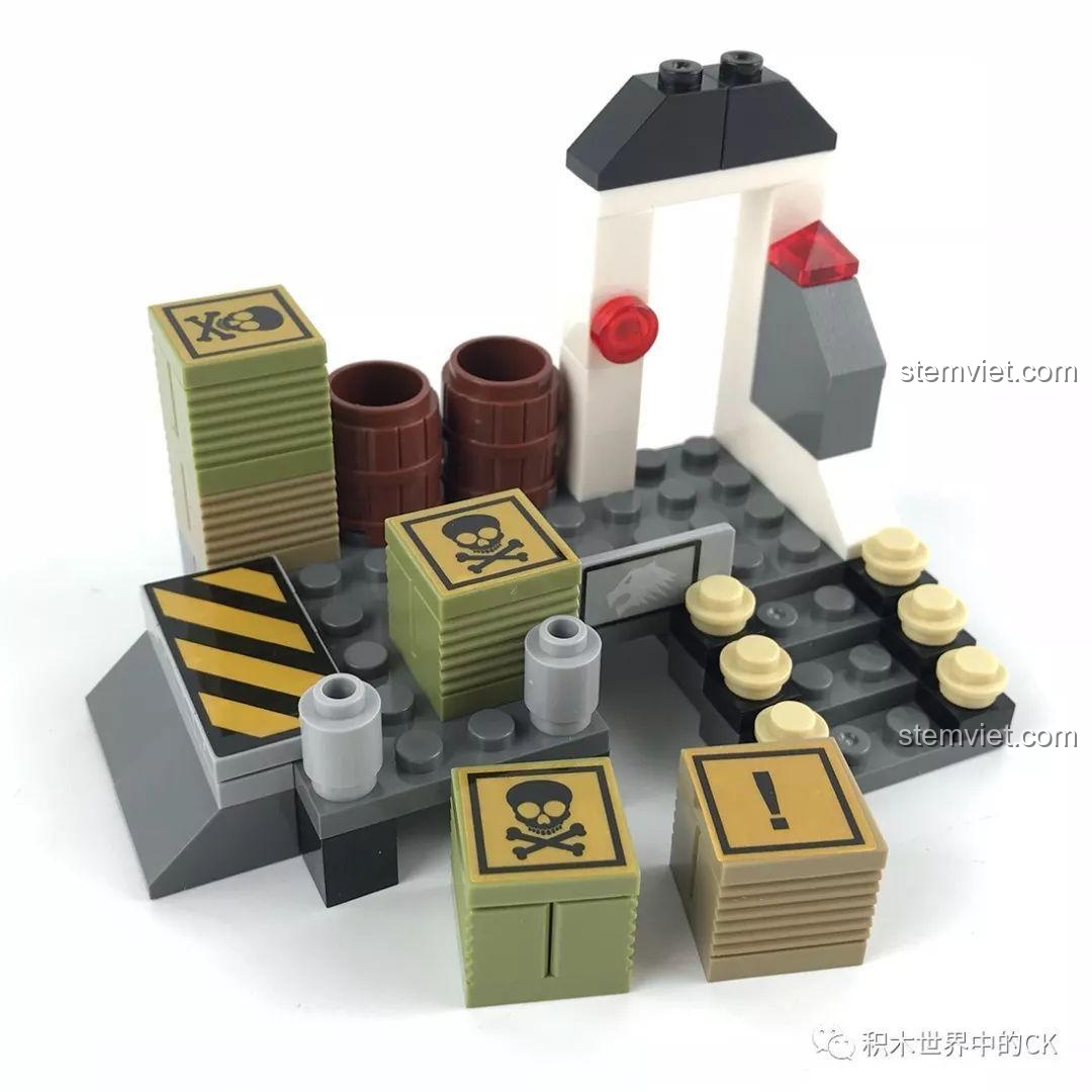 Mẫu lắp ráp Khu vực thùng hàng trong bộ đồ chơi Cảnh quan quân sự LELE 36020, với các thùng tiếp tế và bao cát.