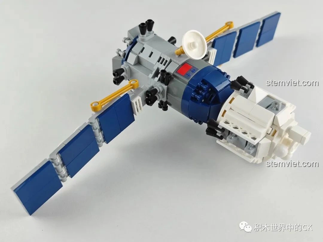 Góc nhìn từ trên xuống của mô hình tàu vũ trụ Thần Châu ZHEGAO QL0281, cho thấy tổng thể thiết kế và các tấm pin mặt trời mở rộng.