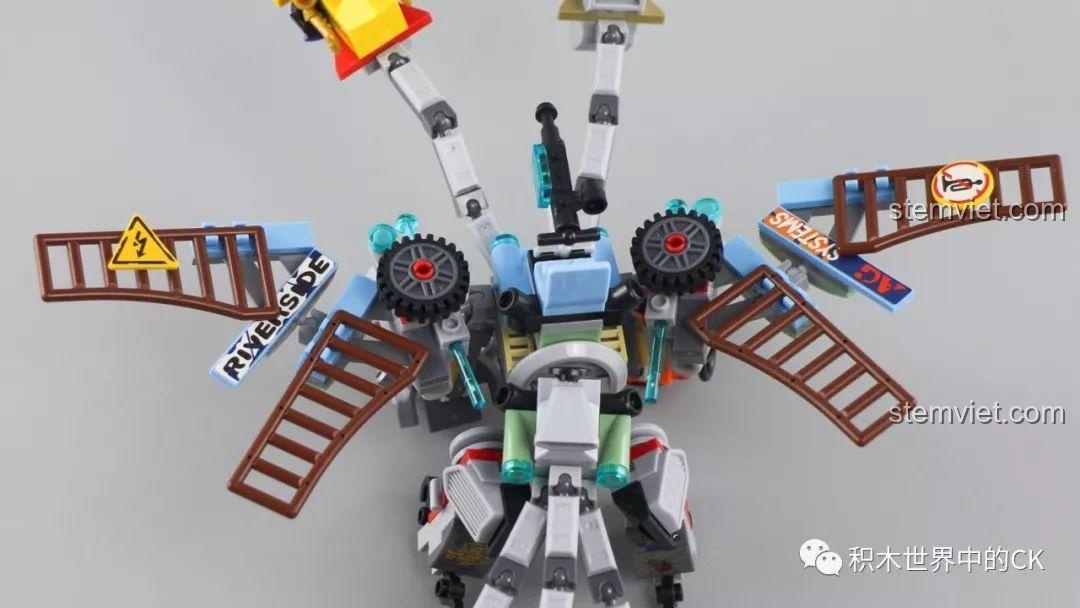 Cận cảnh đôi cánh của rồng máy được làm từ những chiếc thang và các chi tiết trang trí.