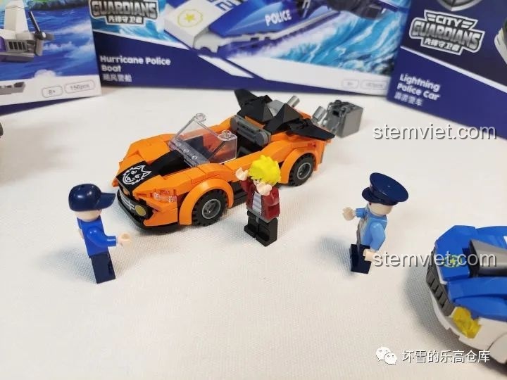 Cảnh sát bắt giữ tên trộm tốc độ trong bộ đồ chơi lắp ráp JAKI City Guardians, thể hiện tính tương tác cao của bộ đồ chơi.