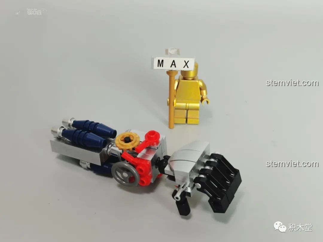 Cánh tay cơ khí bên trái của Astro Boy với các khớp nối và ngón tay có thể cử động.