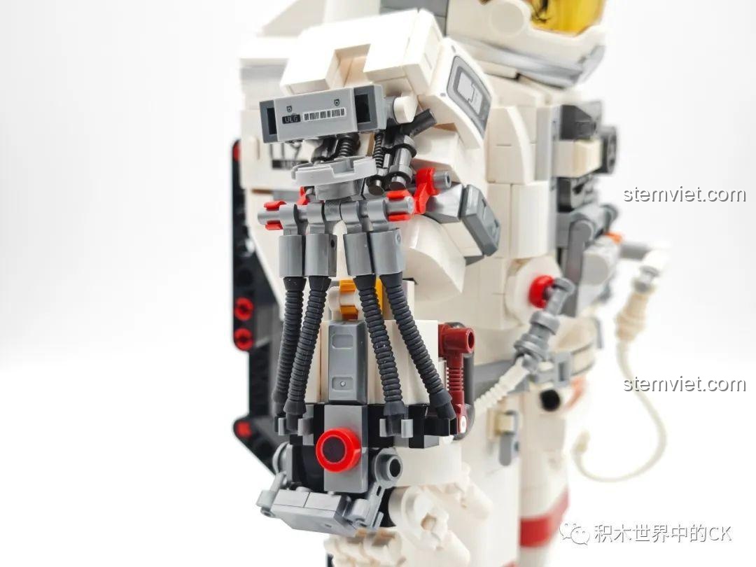 Cận cảnh cánh tay máy phụ của bộ xếp hình Tượng Phi hành gia SEMBO, một trong những chi tiết phức tạp và đẹp mắt nhất.