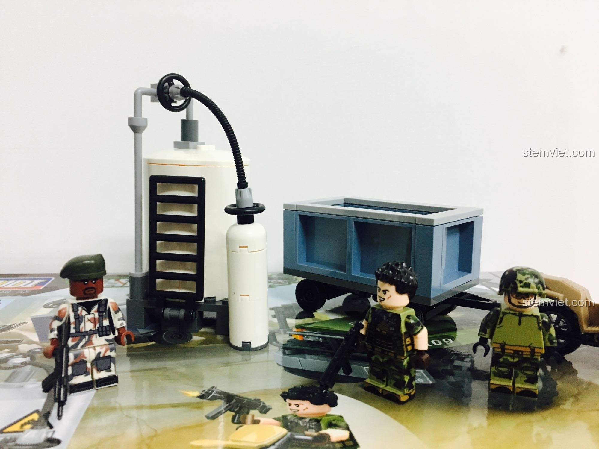 Toàn cảnh mô hình GUDI 8034 sau khi lắp, một đồ chơi xếp hình Xe tải quân sự GUDI 8032 hợp túi tiền.