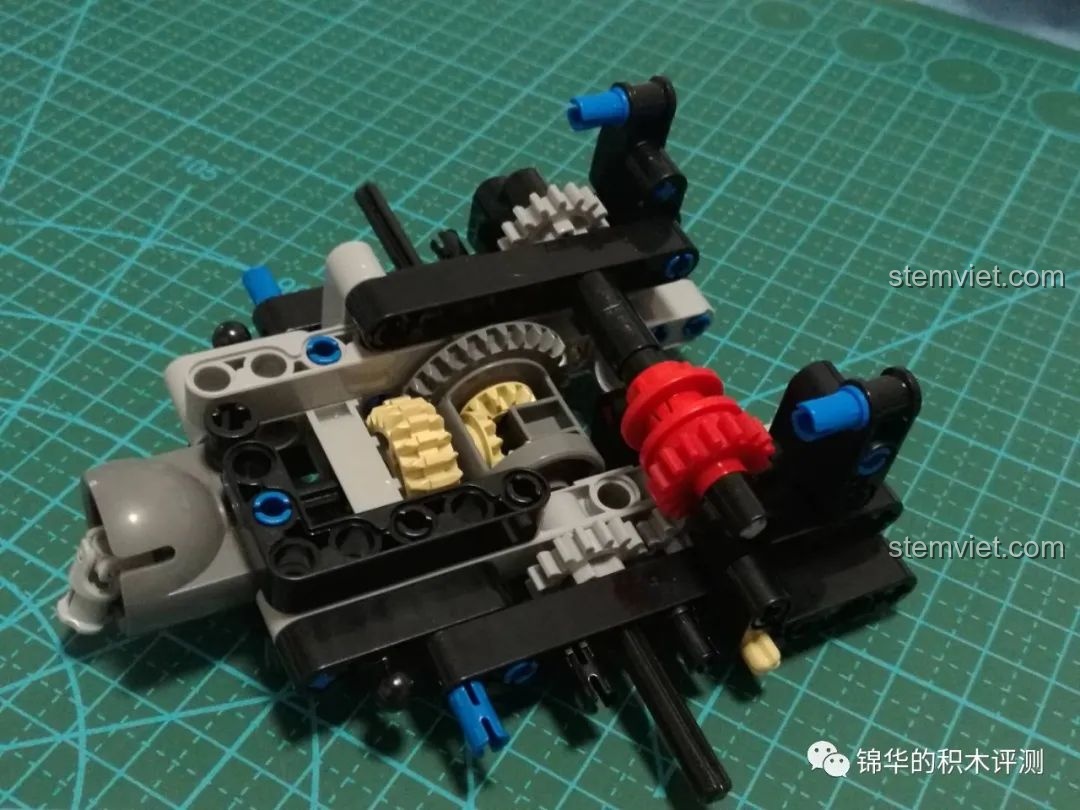 Cầu sau đã hoàn thiện của đồ chơi mô hình Xe Bọc Thép Paramount Marauder 13131.