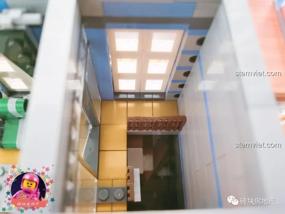 Góc nhìn từ trên xuống cầu thang của bộ Leier 10004, cho thấy thiết kế thông tầng và không gian bên trong.