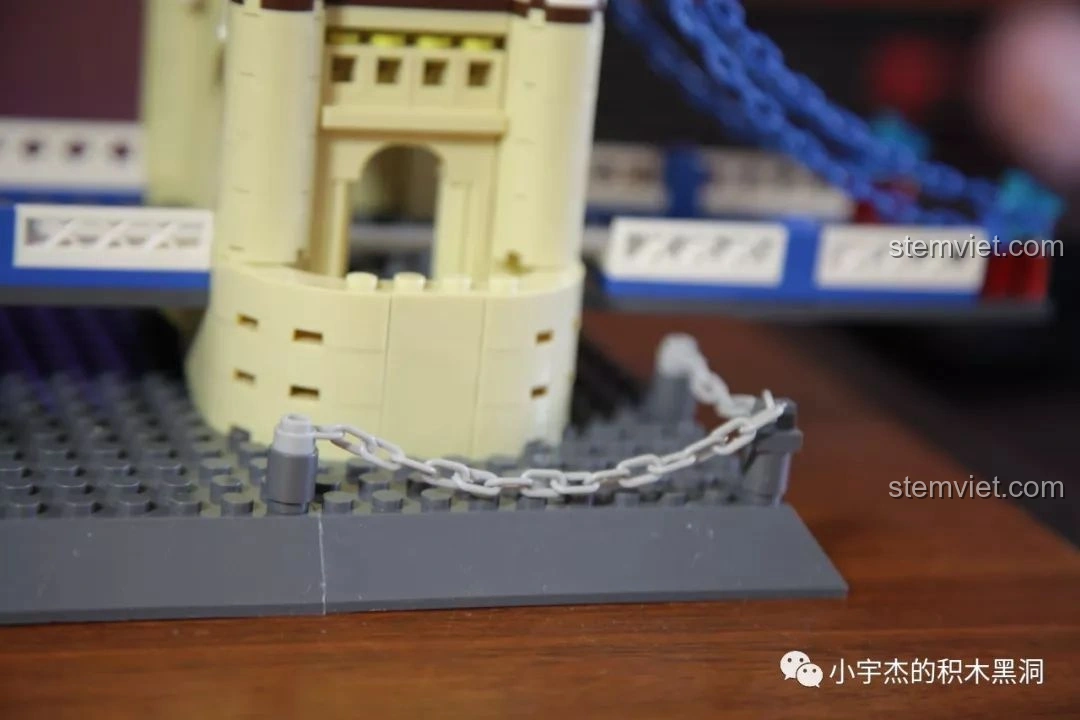 Góc nhìn cận cảnh phần cầu và dây xích của mô hình WANGE 4219 Cầu Tháp Luân Đôn.