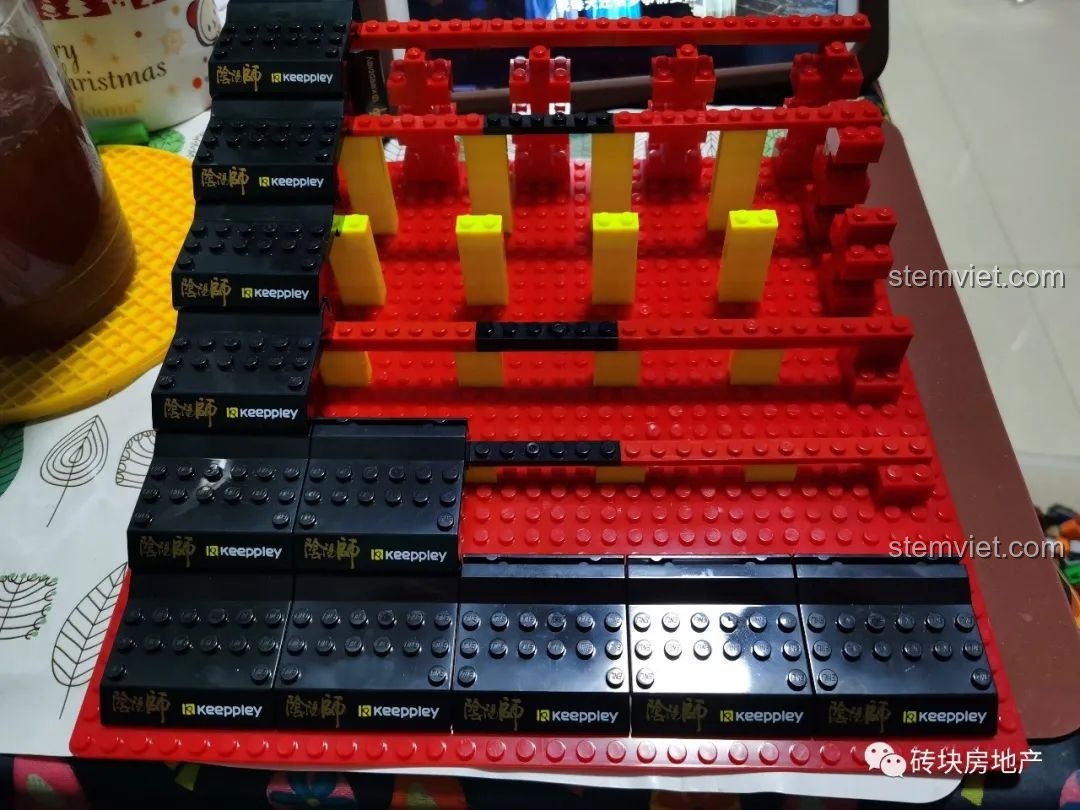 Cấu trúc bậc thang tương tự cho nhân vật Enlighten, minh họa tính linh hoạt của thiết kế hộp trưng bày.