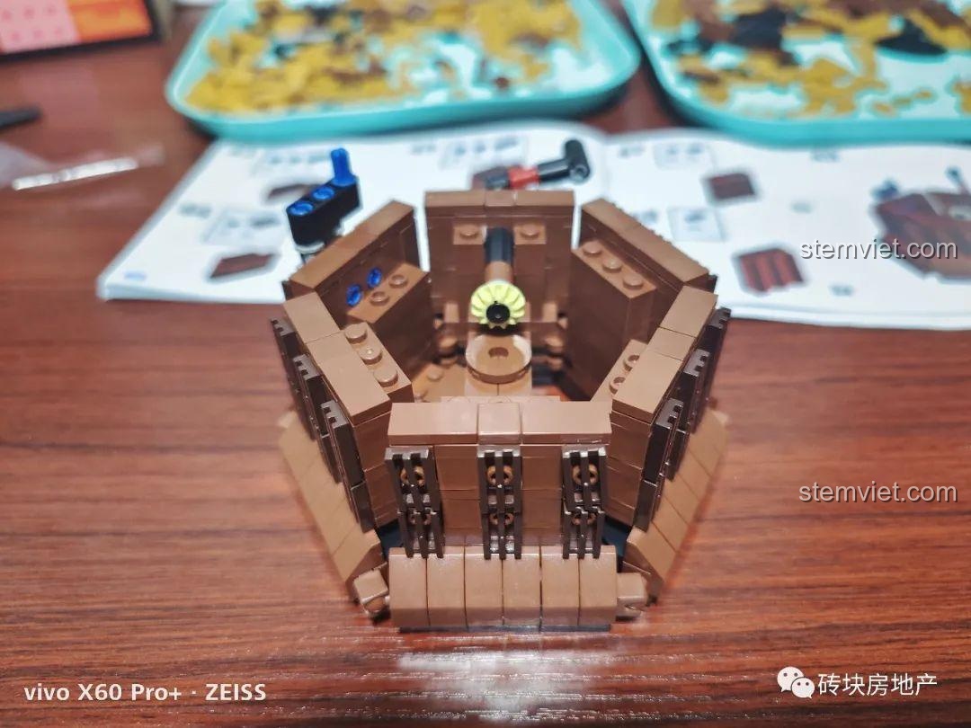 Cấu trúc bên trong của máy hát đĩa than với bộ bánh răng và các chi tiết trang trí dạng lưới.