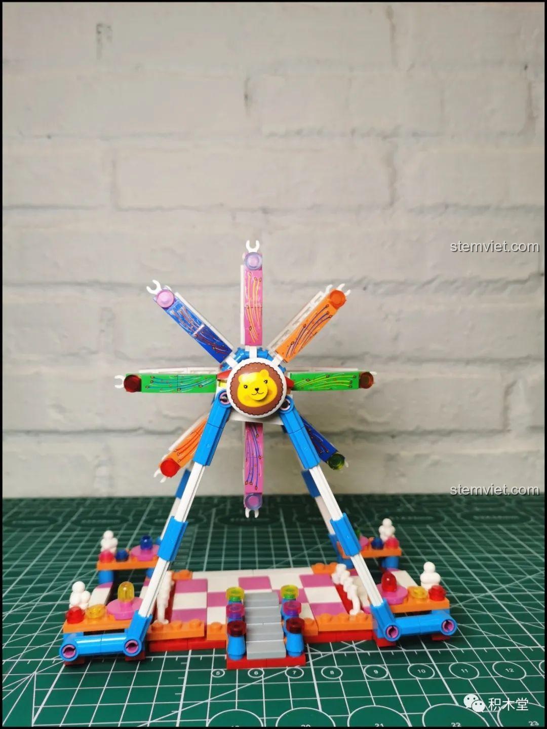 Cấu trúc chính của vòng quay Ferris Wheel đã hoàn thiện, với các nan hoa và trục trung tâm, sẵn sàng cho các cabin.