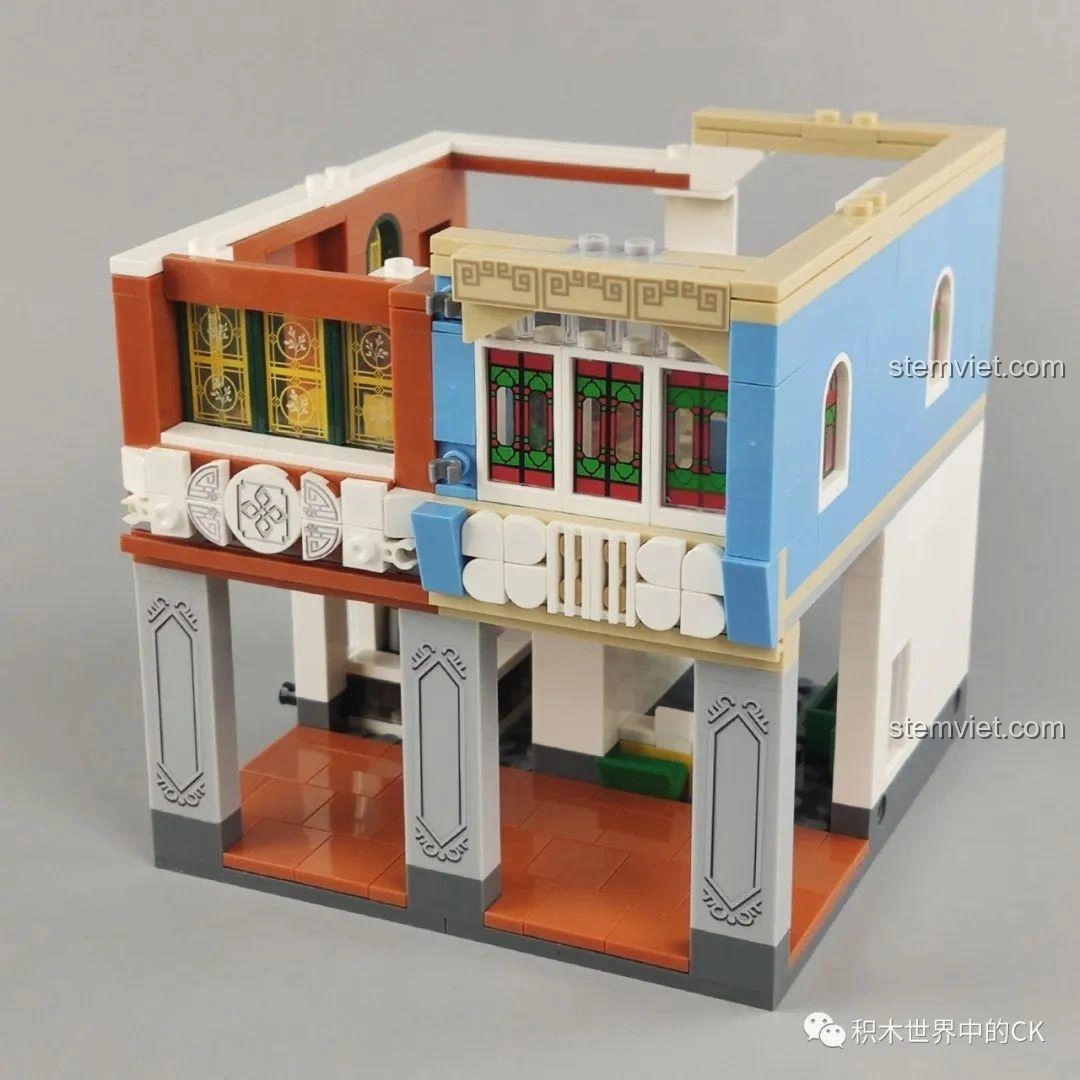 Mô hình hai tầng đầu tiên của bộ lắp ghép WOMA C0336 Phố Cổ Kiến Trúc Qilou đã hoàn thành.