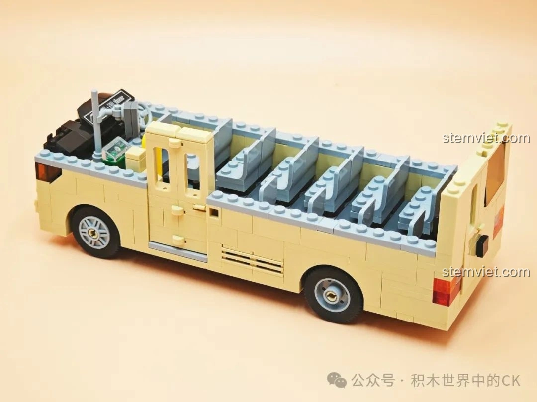 Tiến độ lắp ráp bộ ZheGao 991013 Xe Buýt Cổ Điển Hồng Kông, với các hàng ghế và cấu trúc nội thất đang dần hình thành.