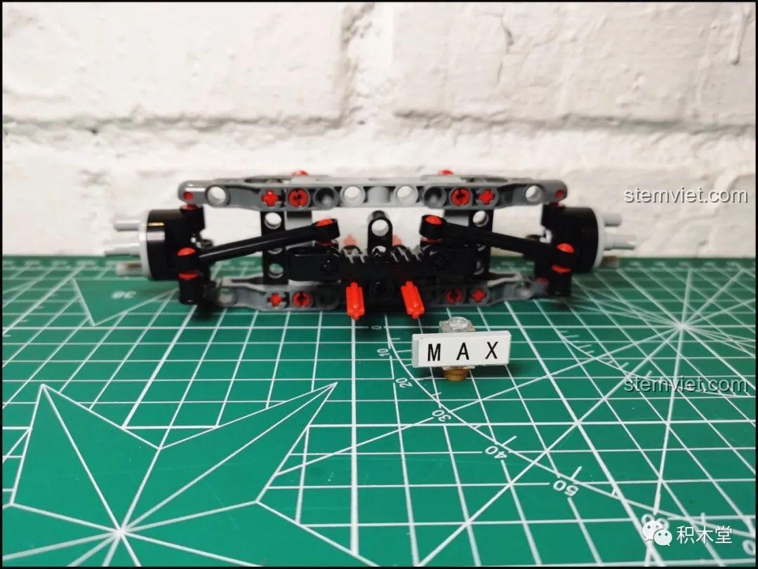 Cầu trước của siêu xe McLaren P1 YC-QC004 sau khi lắp ráp, cho thấy sự chắc chắn và độ chính xác của các khớp nối trong bộ Happy Build.