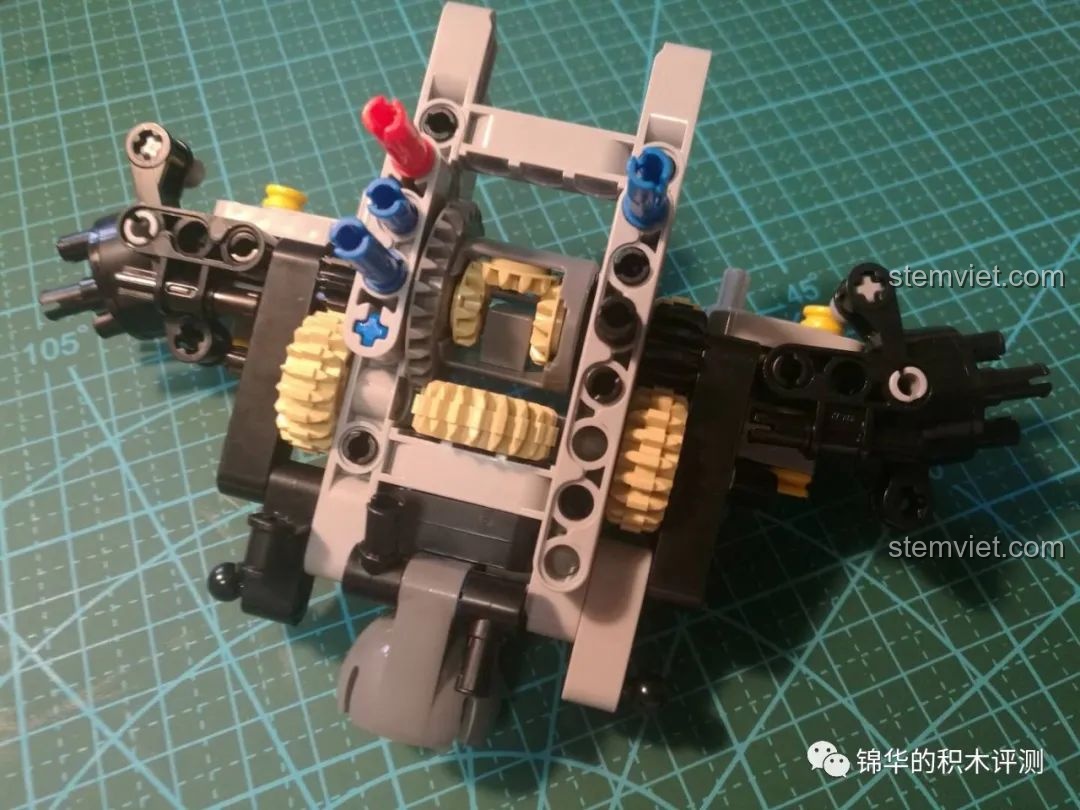 Cầu xe đang dần hoàn thiện, trải nghiệm Mould King 13131 Xe chiến đấu Marauder.