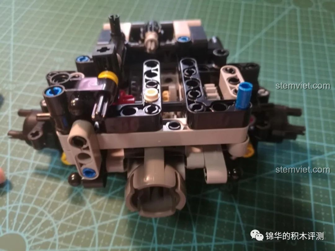 Góc nhìn khác của cầu xe đã hoàn thiện, nhận xét Mould King 13131 Xe bọc thép chở quân Marauder.
