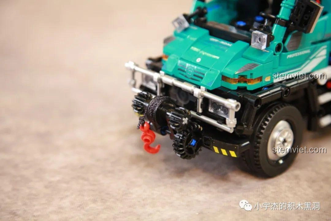 Chân chống phụ của Xe tải công trình Unimog U400 SEMBO Block 720900 được mở ra để tăng cường ổn định.