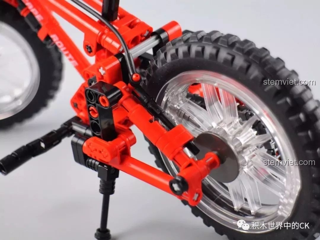 Mô hình xe đạp Sembo 703302 đứng vững trên chân chống, sẵn sàng để trưng bày trong bộ sưu tập.