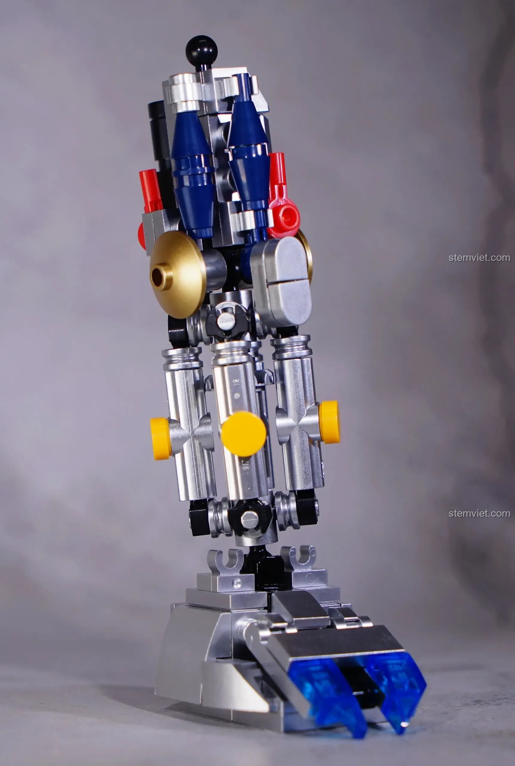 Cận cảnh chân cơ khí đã hoàn thiện của bộ lắp ráp Robot Astro Boy Pantasy, nổi bật với các chi tiết màu kim loại.