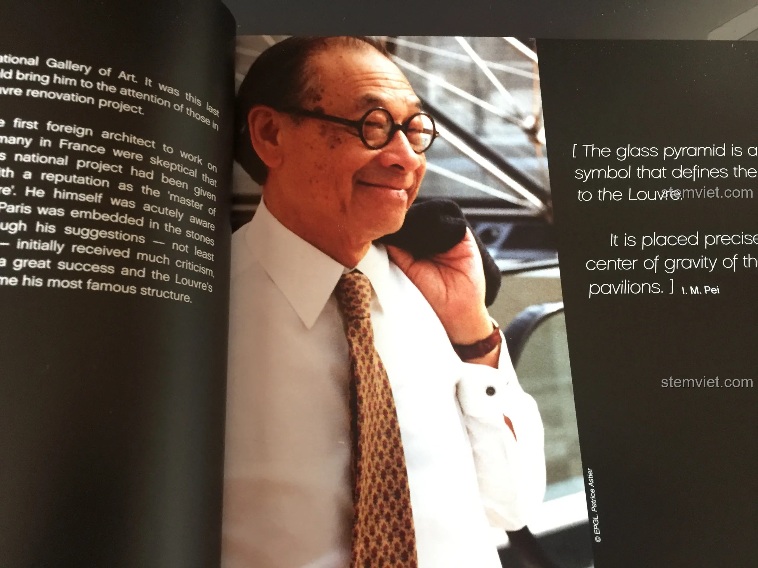 Chân dung kiến trúc sư I.M. Pei, người đã thiết kế kim tự tháp kính cho Bảo tàng Louvre, được in trong sách hướng dẫn.