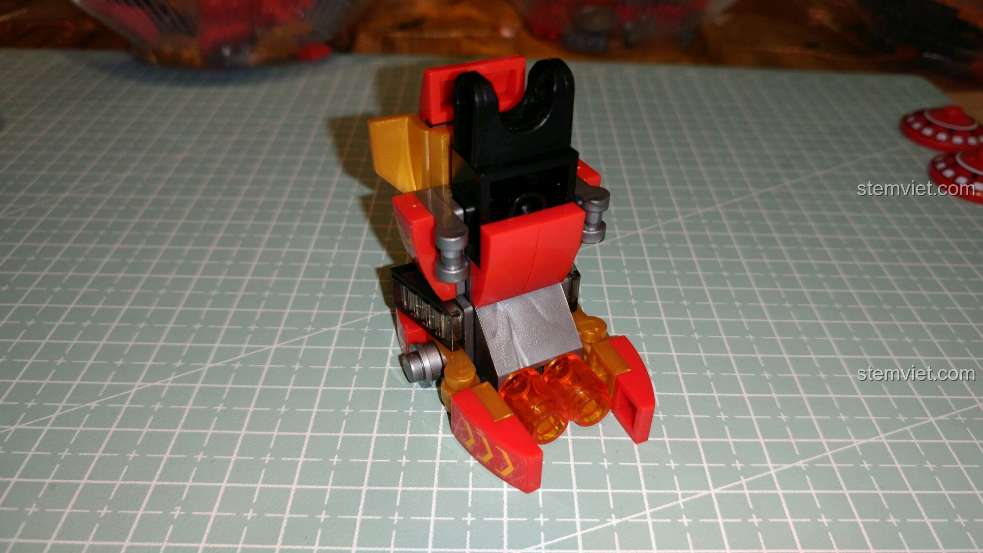 Một bên chân hoàn chỉnh của đồ chơi lắp ghép Mecha Hulkbuster cho trẻ từ 6 tuổi, thiết kế chân dài.