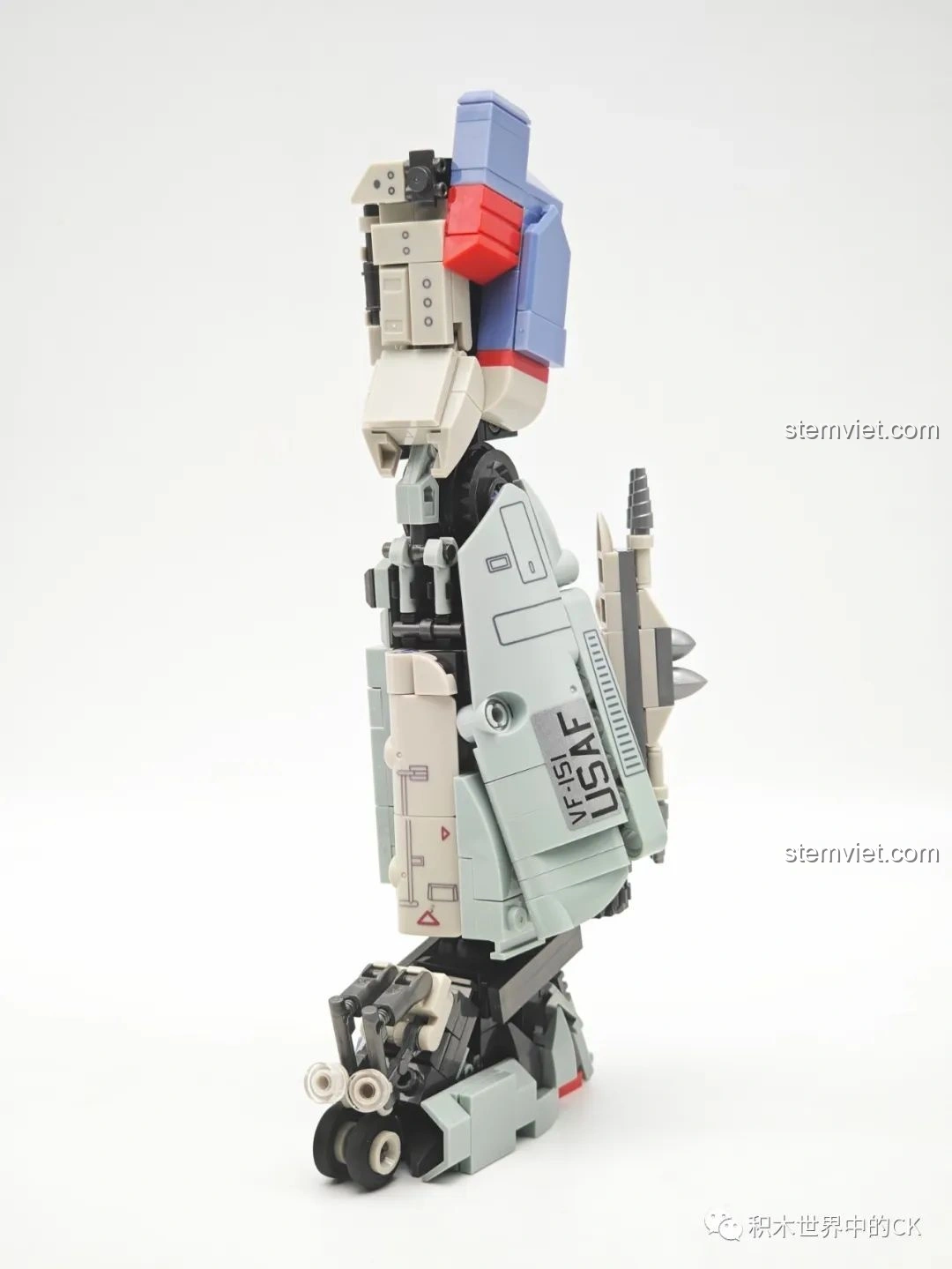 Phần chân của mô hình Robot Biến Hình Blitzwing JIESTAR 58047 đã gần hoàn thiện, chi tiết rõ nét.