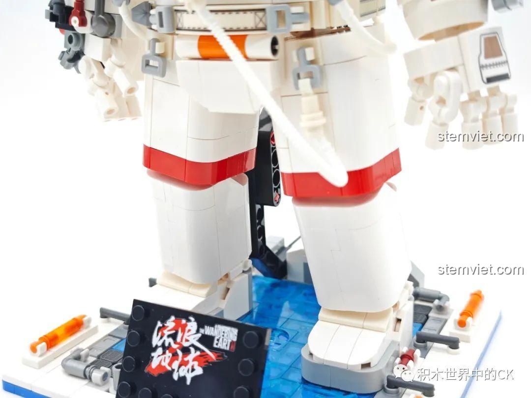 Cận cảnh phần chân và đế trưng bày của đồ chơi lắp ghép Phi hành gia Lưu Lạc Địa Cầu 2 107103, rất vững chãi.