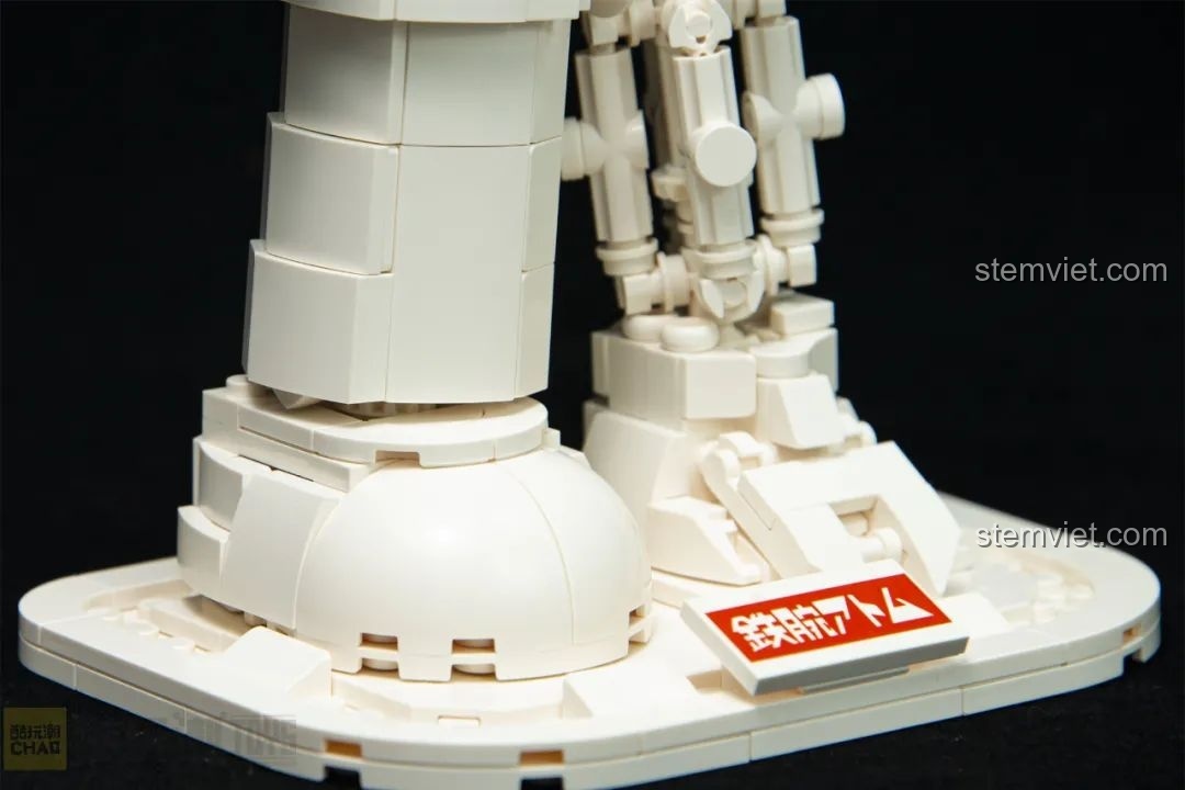 Cận cảnh phần chân và đế của tượng Astro Boy trắng, cho thấy sự cân bằng của mô hình.