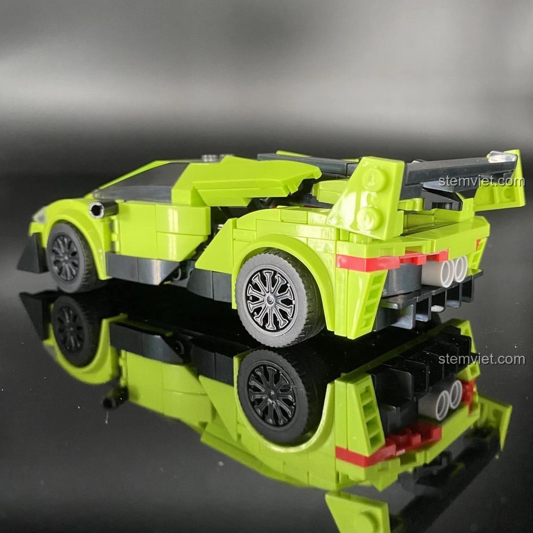 Chi tiết đuôi xe và cánh gió của bộ xếp hình Lamborghini Veneno 7023.