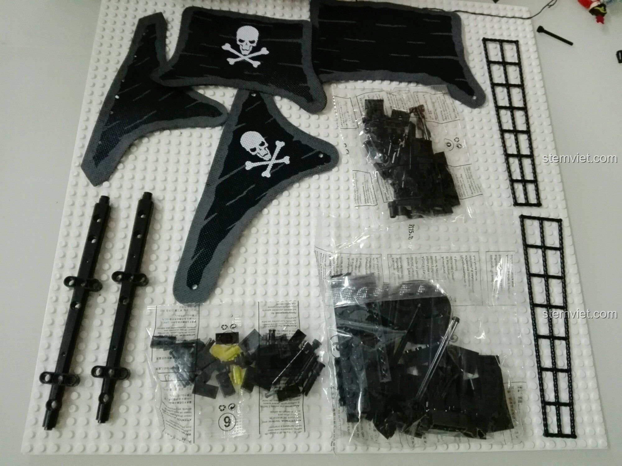 Cận cảnh chất liệu và họa tiết in trên cánh buồm của bộ GUDI 9115 Tàu Ngọc Trai Đen.