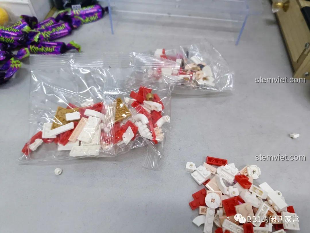 Các túi chứa mảnh ghép của bộ Mèo Thần Tài 2053, cho thấy chất liệu nhựa ABS cao cấp, an toàn cho bé.