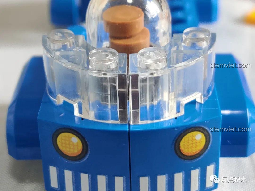 Chi tiết trong suốt của bộ lắp ráp SY6578B có độ trong không cao, hơi mờ như kính phủ sương.