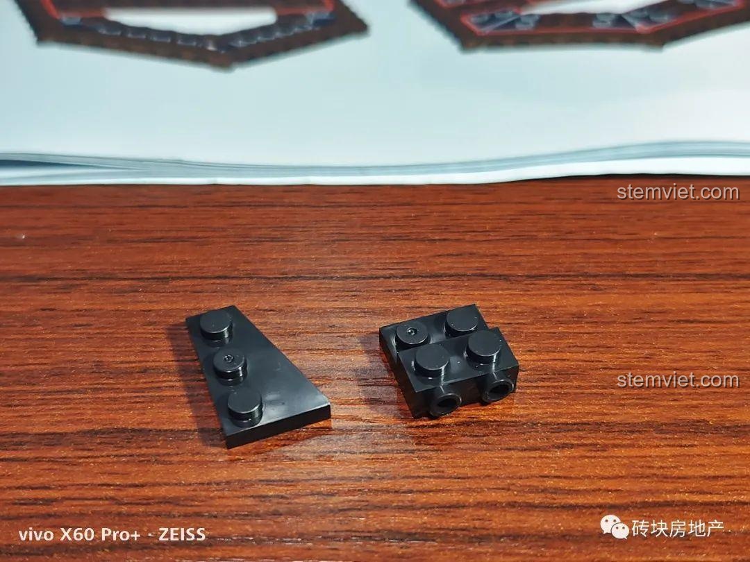 Cận cảnh chất lượng gạch của bộ lắp ráp Hengtai 92051, có độ bóng tốt nhưng còn chi tiết thừa.